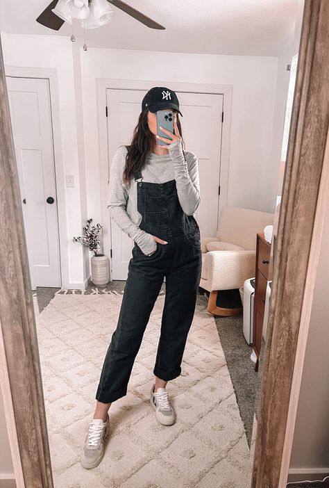 Rainy Day Overalls Outfit, Ziggy Overalls Outfit, How To Style Black Overalls, Black Denim Overalls Outfit, Black Overalls Outfit Winter, Denim Overalls Outfit Winter, Overalls Women Outfits, Corduroy Overalls Outfit, Overalls Fall Outfits