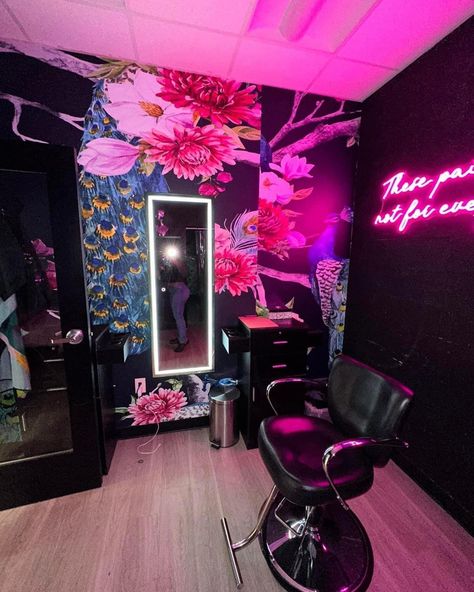 Hair Room Inspiration, Cosmetic Room Ideas, Hairstylist Booth Ideas, Pink And Black Hair Salon Ideas, Vision Board Ideas For Cosmetology, Suite Ideas For Hairstylist, Hair Salon Booth Decor, Cosmotology Pictures Aesthetic Hair, Hair Booth Decorating Ideas