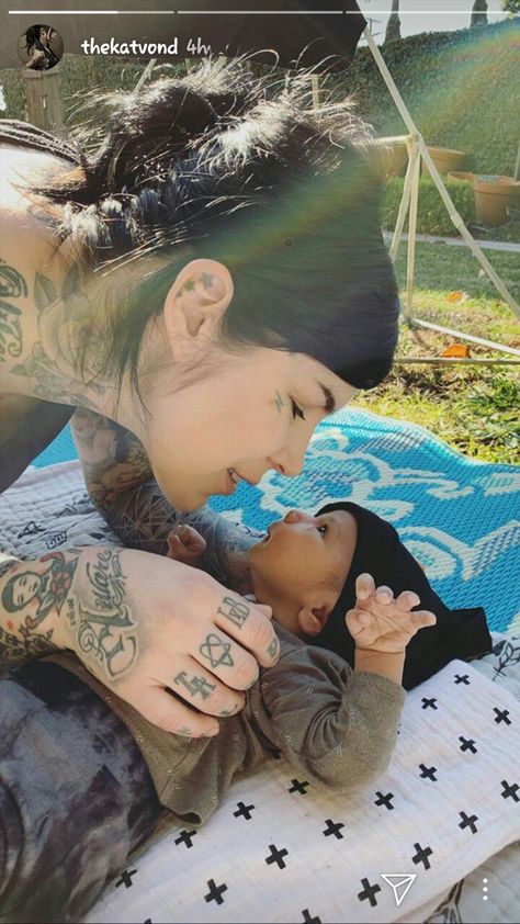 Tattooed Mom Aesthetic, Kat Van D, Mommy Daughter Tattoos, Grace Neutral, Hand Tattoo Designs, Mom Aesthetic, Goth Baby, Rockabilly Girl, Rock Wedding