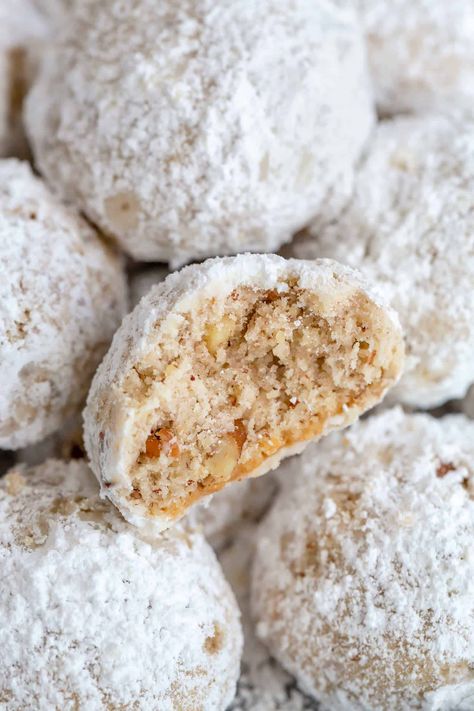 Pecan Balls Recipe, Butterball Cookies, Pecan Balls, Pecan Snowball Cookies, Cake Classic, Snowball Cookie Recipe, Russian Tea Cake, Mexican Wedding Cookies, Delicious Christmas Cookies