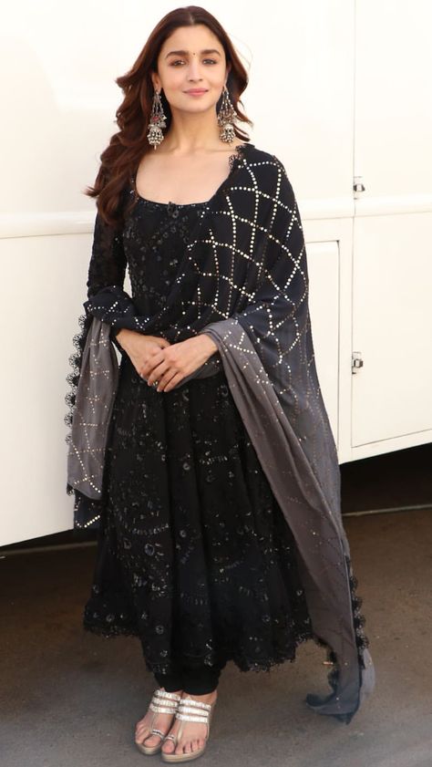 Alia Bhatt Black Anarkali, Simple Churidar Designs, Black Churidar Designs, Kurti Makeup Look, Black Kurti Outfit, Black Churidar, Churidar Dress, Anarkali Dress Pattern, Simple Kurta Designs