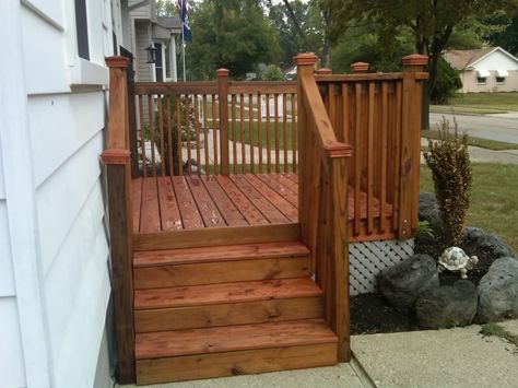 Small Front Porch Ideas With Steps, Small Wood Porch, Mobile Home Entrance Ideas, Small Deck With Stairs, Small Front Deck, Wood Deck Steps, Small Front Porches Designs, Mobile Home Deck, Small Backyard Decks