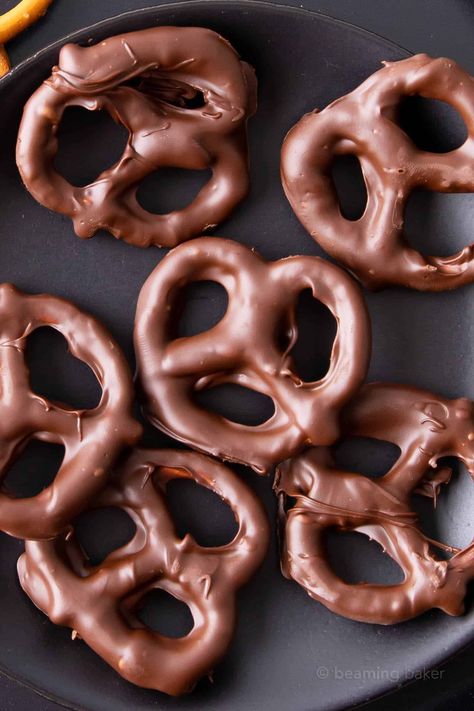 Dark Chocolate Covered Pretzels, Vegan Chocolate Covered Pretzels, Pretzel In Chocolate, Chocolate Coated Pretzels, Pretzel Con Chocolate, Chocolate Covered Pretzels Recipe, Pretzels Chocolate, Yogurt Covered Pretzels, Halloween Sleepover