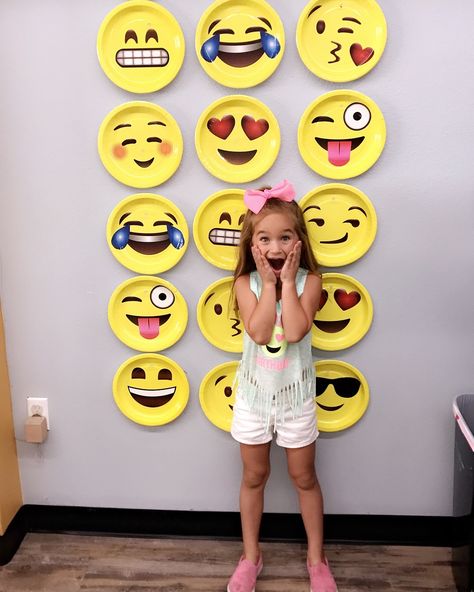 Emoji Activities For Kids, Bookfair Themes, Emoji Party Ideas, Emoji Classroom Theme, Emoji Craft, Emoji Birthday Party, Diy Classroom Decorations, Emoji Birthday, Emoji Party