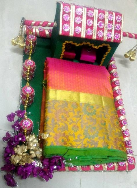 Plates Saree Plate Decoration, Wedding Basket Decoration, Saree Packing Ideas, Saree Packing Ideas Wedding, Gifts Decoration Ideas, Wedding Gifts Decoration, Basket Decoration Ideas, Box Of Sweets, Saree Packing