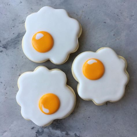 Sunny Side Up Egg Cookies | Decorated Sugar Cookies on Instagram: “In honour of the #egg that broke Instagram, here is the Little Rose Cookie Co. version 😜🥚🍳 Cutter by @sweetsugarbelle  Yolk colour:…” Super Cookies, Egg Cookies, Flooding Cookies, Rose Cookies, Crazy Cookies, Sugar Cookie Icing, No Egg Cookies, Cookie Business, Sugar Cookie Designs