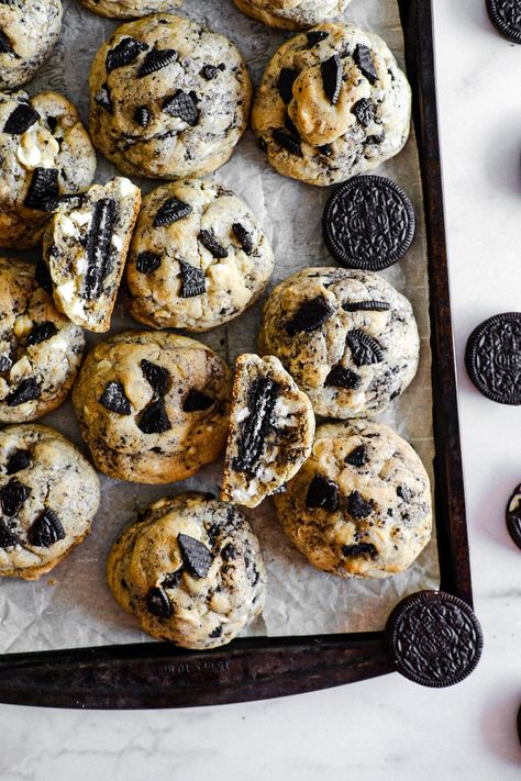 Thick Oreo Stuffed White Chocolate Chip Cookies - One Happy Bite Oreo Filled Cookies, Oreo Cookies Recipes, Cookie Assortment, Stuffed Chocolate Chip Cookies, Oreo Stuffed Chocolate Chip Cookies, White Cookies, Vegetarian Cookies, Cookie Bites, White Chocolate Chip