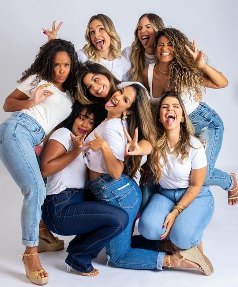 Outside Group Photoshoot Ideas, Photography Poses Group Of Women, Girlfriends Photoshoot Group Shots Picture Ideas, Group Photo Shoot Ideas For Women, Group Birthday Photoshoot, Merchandise Photoshoot Ideas, Women Group Photoshoot, Girlfriends Photoshoot Group Shots, Group Of Friends Photoshoot