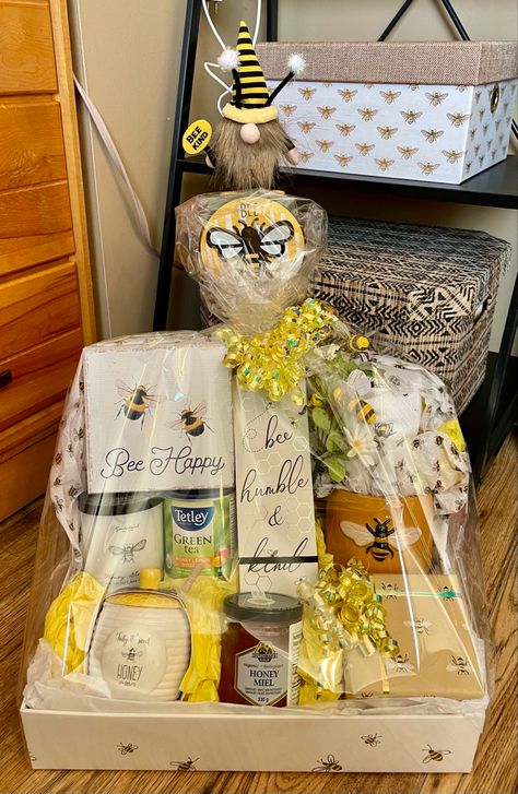 Honey Bee Gift Basket, Bee Basket Gift Ideas, Honey Baskets Gift Ideas, Bee Themed Gift Basket, Basket Raffle Ideas Unique, Honey Gift Basket Ideas, Prize Basket Ideas, Diaper Raffle Prizes Ideas, Honey Gift Basket