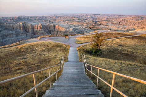 Best things to do in Badlands National Park, including the best hikes, best views, and best places to watch sunrise and sunset. Get sample itineraries, photography tips, and advice on how to have the best experience. #badlands #nationalpark Watch Sunrise, Earth Trekkers, South Dakota Road Trip, South Dakota Vacation, Into The Badlands, National Parks Photography, Sunrise And Sunset, Badlands National Park, National Park Photos