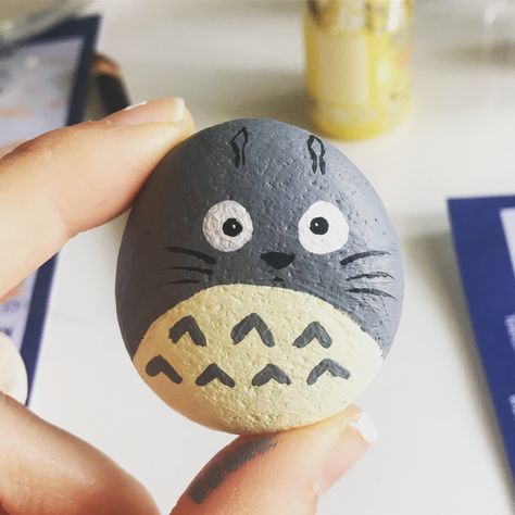 Totoro stone art Aesthetic Stone Art, Totoro Rock Painting, Anime Rock Painting Ideas, Sanrio Rock Painting, Stone Painting Videos, Fun Summer Crafts, Stone Art Painting, Doodle Art Journals, Geometric Design Art