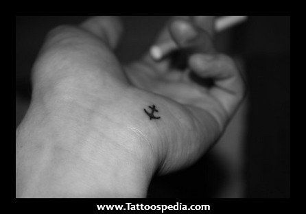 Ive always wanted a tattoo but searching online for hours only had outrages crazy ideas. Here are some of the best reasonable tattoos for those everyday classy men. Tattoo Oreille, Tiny Anchor Tattoo, Small Anchor Tattoos, Wrist Tattoos Girls, Tatuagem Masculina Pequena, Tasteful Tattoos, Navy Anchor, Anchor Tattoo, Cute Small Tattoos