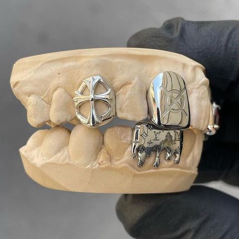 2 Tooth Grillz, Custom Grillz Ideas, Cross Grillz, Baddie Grillz, Girl Grillz, Grillz Teeth, Dental Jewelry, Custom Grillz, Grills Teeth