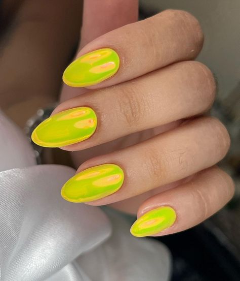 She Love Nail Studio {Hazel Gisbeth Santiago} 🗝 | Chrome 💛 | Instagram Yellow Nails With Chrome, Nail Polish Application, Neon Yellow Nails, Neon Green Nails, Chrome Nails Designs, Latest Nail Trends, Green Gradient, Gradient Nails, Uñas Acrilicas