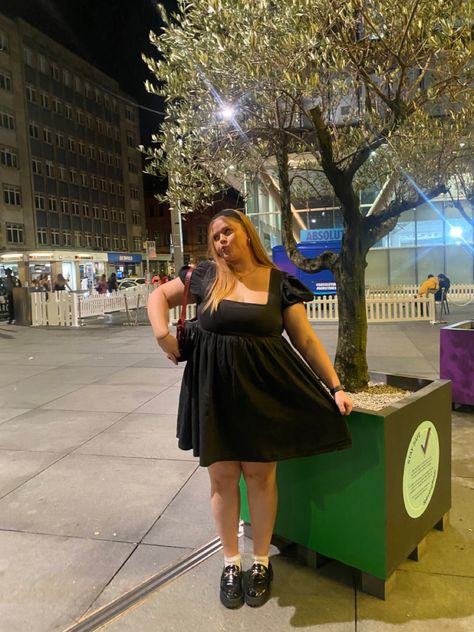 Mini Dress With Sneakers Plus Size, Babydoll Dress Outfit Plus Size, Babydoll Dress Plus Size, Plus Size London Fashion, Plus Size Babydoll Dress, Babydoll Dress And Boots, Girly Plus Size Outfits, Babydoll Dress Outfit Winter, Plus Size Graduation Outfit