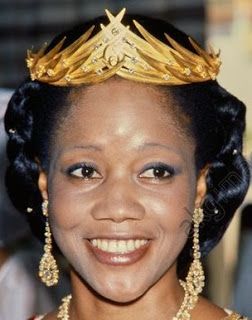 Tiara Mania: Empress Catherine of the Central African Empire's Gold Wreath Tiara African Crown Queens, Royal Jewelry African, African Tiara, African Empires, African Crown, King And Queen Crowns, Victorian Vases, Royal Jewellery, Royal Crown Jewels