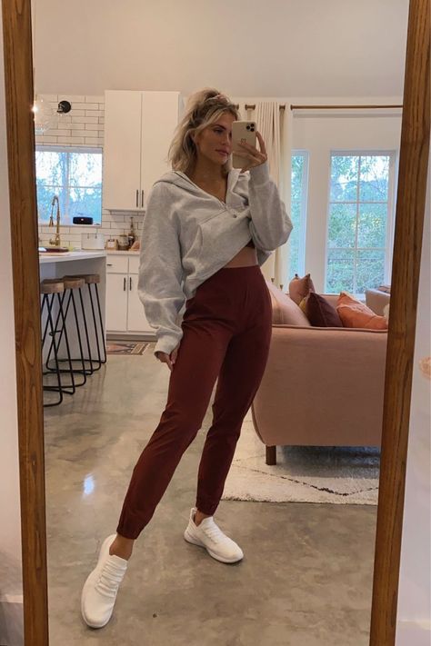 Athletic Lounge Outfits, Fall Athletic Outfits Casual, Athletic Fall Outfits For Women, Hangout Outfit Casual, College Athlete Outfits, Sunday Chill Outfit, Athletic Fall Outfits, Comfy Sunday Outfit, Athletic Joggers Outfit