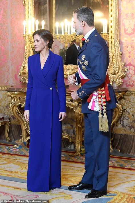 Floor Length Coat, New Look Clothes, Queen Fashion, Mode Abaya, Letizia Of Spain, The Monarch, Stylish Work Attire, Woman Suit Fashion, Muslimah Fashion Outfits