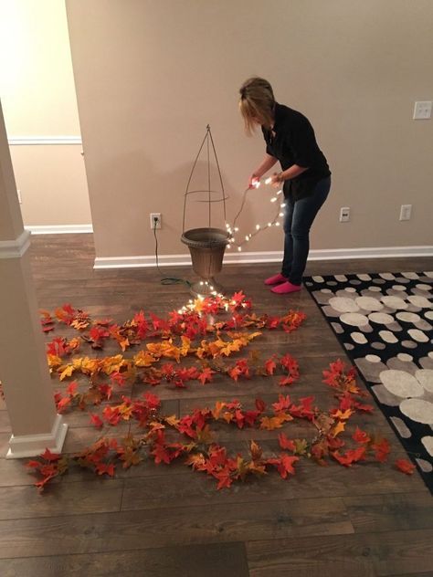 She lays garlands across her floor, then does this with a tomato cage Outside Fall Decor, Casa Halloween, Fall Tree, Deco Nature, Tomato Cages, Fabulous Diy, Fall Deco, Budget Friendly Decor, Fall Decoration