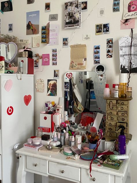 Aesthetic Cluttered Room, Aesthetic Messy Room, Cute Messy Room Aesthetic, Cluttered Coquette Room, Girlblogger Aesthetic Room, Room Desk, Space Room, Room Goals, Cute Room Ideas