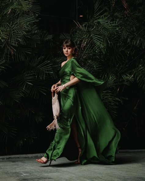 Jenny Cipoletti on Instagram: “When you accidentally dress head to toe in one of your favorite designers @cultgaia. And thanks to the growing edit at @netaporter, my…” Monochromatic Photoshoot, Jenny Cipoletti, Cult Gaia Bag, Spring Bags, Green Photo, Cult Gaia, Female Poses, Photoshoot Inspiration, Green Aesthetic