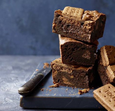 Classic choc bourbon biscuits are the ideal crunchy topping for these rich, gooey brownie treats Aesthetic Brownies, Hot Chocolate Brownies, Brownie Treats, Dairy Free Brownies, Perfect Brownies, Sweet Potato Brownies, Dairy Free Chocolate Chips, Cream Biscuits, Vitamix Recipes