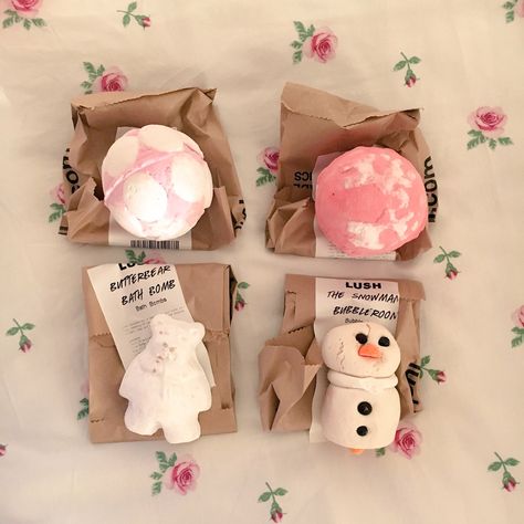 ♡ A little winter LUSH Haul ♡ Lush Christmas Products, Christmas Beauty Products, Christmas Lush, Snowflake Sprinkles, Lush Aesthetic, Lush Haul, Lush Christmas, Christmas Dreaming, Coquette Christmas