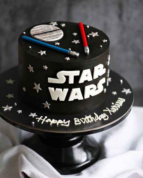 Star Wars Cake by Edibles Bake Shop via Instagram Grogu Cake, Star Wars Cake Decorations, Star Wars Cake Ideas, Star Wars Torte, Star Wars Cake Toppers, Star Wars Birthday Cake, Whiskey Cake, 21st Cake, Star Wars Cake