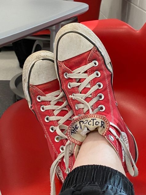 James Potter Red Converse, Kurt Cobain Style, Alt Shoes, Converse Aesthetic, Red Converse, Royal Dresses, Wear Red, Cute Sneakers, Aesthetic Shoes