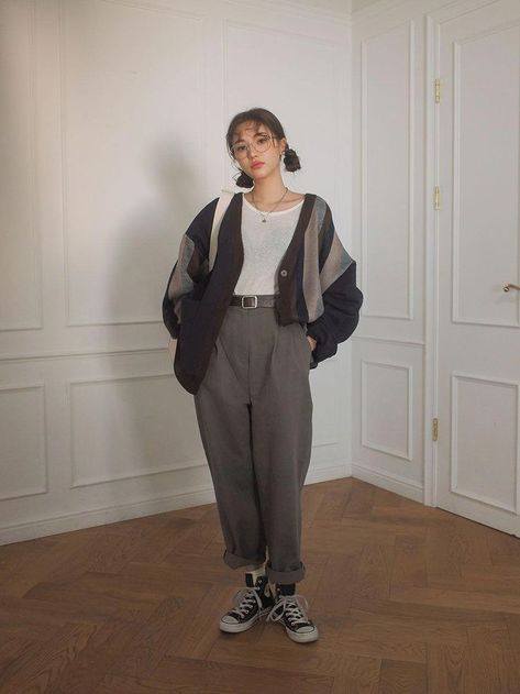 Korean Fashion Ideas, Clothes Korean Style, Korean Fashion Trends, Fashion Weeks, Mode Inspo, Grey Pants, 가을 패션, Korean Street Fashion, Mode Vintage