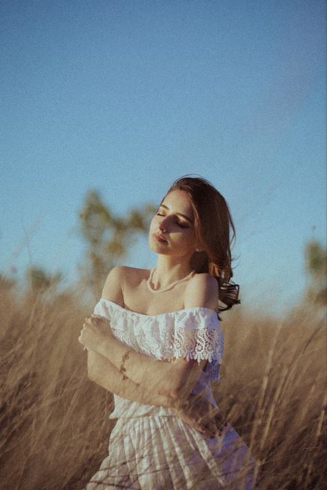 Brunette girl in wheat Wheat Photoshoot, Wheat Field Photos, Wheat Photos, Field Photoshoot, Golden Wheat, Wheat Field, Wheat Fields, Photoshoot Inspo, Brunette Girl