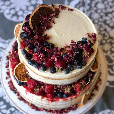 Sweet Oak Bakery on Instagram: “Love this #rustic #wedding two tier cake #nakedstyle with house dried citrus, market fruit, and dried organic rose pedals so romantic and…” Dried Citrus Wedding Cake, Cake And Fruit Table, Wedding Cake With Dried Fruit, Dried Fruit Wedding Decor, Wedding Cake Figs, Organic Wedding Cake, Cake Decorated With Fruit, Rose Pedals, Fruit Wedding Cake