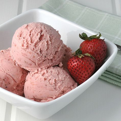 Strawberry Ice Cream Recipes, Chai Ice Cream, Strawberry Ice Cream Recipe, Cold Desserts, Love Ice Cream, Strawberry Ice Cream, Ice Cream Flavors, Ice Cream Maker, Strawberry Recipes