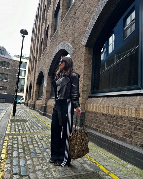 Adidas Trousers Outfit, Adidas Tracksuit Outfit, Adidas Trousers, Fashion Style Inspiration, Outfit Inspo Spring, Outfit Pieces, Outfit Ideas Spring, Tracksuit Outfit, Trouser Outfit