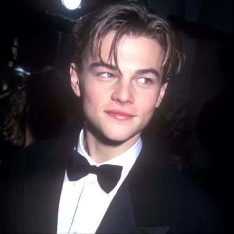 Middle Part Hairstyles Men, Leonardo Dicaprio Titanic, Leonardo Dicaprio Hair, Bang Man, 90s Haircuts, Leonardo Dicaprio Photos, Shutter Island, Leonardo Dicaprio 90s, Jack Dawson