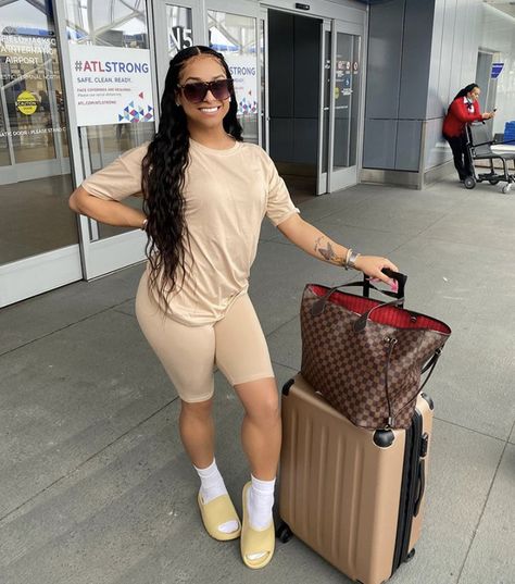 Airport Outfit For Summer, Airport Outfit Black Women Summer, Airport Look Summer, Cute Airport Outfit Summer, Airport Outfit Black Women, Baddie Airport Outfits, Airport Outfit Comfy, Airport Pics, Cute Airport Outfit