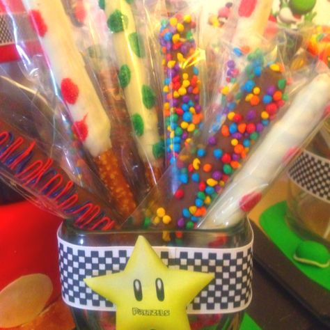 Mario Kart Themed Chocolate Covered Pretzels Mario Pretzel Rods, Super Mario Pretzel Rods, Mario Pretzels, Papas Birthday, Marshmallows Pops, Super Mario 5, Pretzel Ideas, Team Treats, Super Mario Bros Birthday