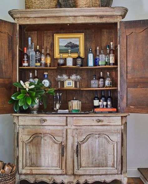 Ashley Gilbreath on Instagram: "TGIF! Y’all know I love an old piece. Now, it has to be good looking and functional, and a little personality in these old pieces goes a long way. Using an armoire as a bar is a little like a beautiful southern lady dressed in pearls with a fabulous skirt (past her knees of course), but can totally sip a nice reposado at the same time. 😉 Cheers to the weekend! . . . #ashleygilbreathinteriordesign #parishbyashleygilbreath #interiordesign #interiordesigner #housein Ashley Gilbreath, Dark Green Living Room, Armoire Bar, Bookcase Bar, Drinks Table, Cheers To The Weekend, Diy Home Bar, Built In Bar, Southern Lady