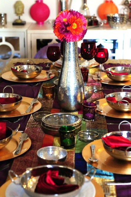 Beautiful Indian inspired table Curry Night Table Setting, Indian Dinner Party Table, Indian Dinner Table Decor, Indian Dinner Table Setting, Indian Tablescape, Indian Table Setting, Indian Decoration Ideas, Indian Dinner Party, Curry Night