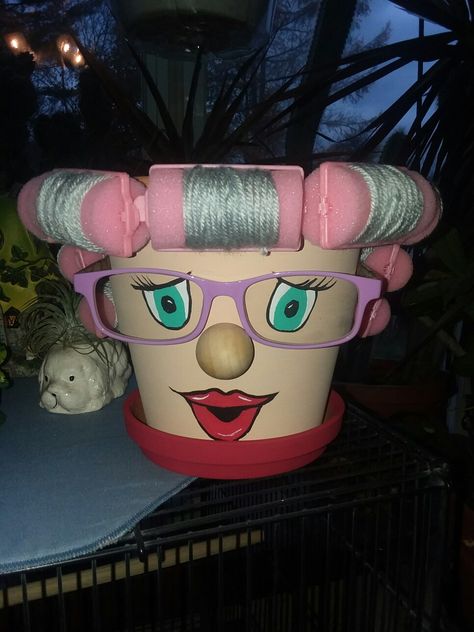 Old Lady Party Theme, Diy Face Flower Pots, Flower Pot For Grandma, Clay Pot Ladies, Painted Lady Face Flower Pots, Mother’s Day Potted Flower, Terra Cotta Pot Crafts Diy, Clay Pot People, Clay Pot Projects