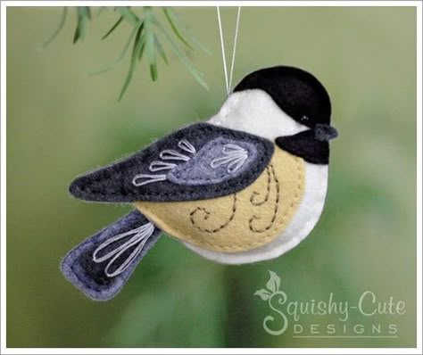 chickadee sewing pattern, chickadee ornament, felt bird Felt Plushie, Jul Diy, Christmas Felt, Felt Embroidery, Felt Ideas, Felt Birds, Felt Patterns, Felt Decorations, Bird Ornaments