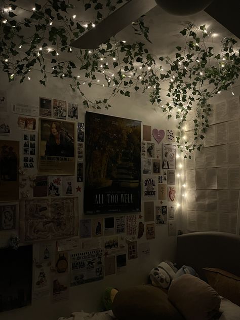 Room With Vines And Led Lights, Vine Leaves Room Decor, Vines On Wall, Room Palette, Earthy Bedroom, Fairycore Grunge, Vine Leaves, All Is Well, Room Aesthetic