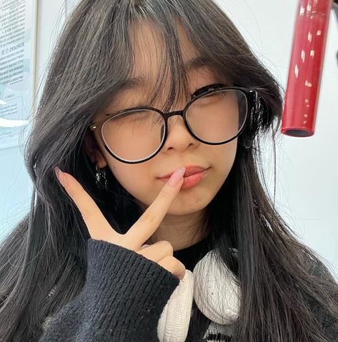 Korean Beauty Standards, People With Glasses, Korean Hairstyles, Glasses Inspiration, Hairstyles With Glasses, Cute Glasses, Foto Ideas Instagram, Girls With Glasses