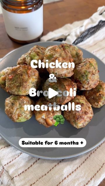 RACH | Baby and Toddler Recipes on Instagram: "Quick and easy BLW meal prep for a weeks worth (or more) of protein for lunches or dinner 🍗🥦

INGREDIENTS 
- 1lb ground chicken
- 1 cup steamed and mashed broccoli
- 1 egg
- 1/2 cup bread crumbs (I used gluten free)
- 1/2 cup shredded mozzarella
- 1 tsp black pepper
- 1 tsp onion powder

RECIPE
Combine all ingredients together in a mixing bowl (it’s easiest to use your hands). Once everything is evenly mixed roll into meatballs and place into the air fryer. Cook the meatballs for 8-10 minutes per side, or until meat is at the proper internal temperature.

STORAGE
These meatballs will last in the fridge for up to 3 days and up to 3 months in the freezer if stored in an air tight container. 

Hope your little one loves them ✨🫶🏻

#blw #blwide Blw Meatballs 6 Months, Blw Meal Prep, Broccoli Meatballs, Mashed Broccoli, Blw Meal, Onion Powder Recipe, Chicken And Egg Noodles, Daycare Meals, Ground Turkey Meatballs