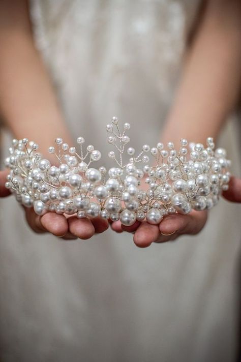 Diy Tiaras And Crowns, Diy Tiara, Bridal Crown Tiara, Flower Hair Accessories Wedding, Headpiece Diy, Veil Accessories, Bead Hair Accessories, Crystal Bridal Tiaras, Tiara Bridal