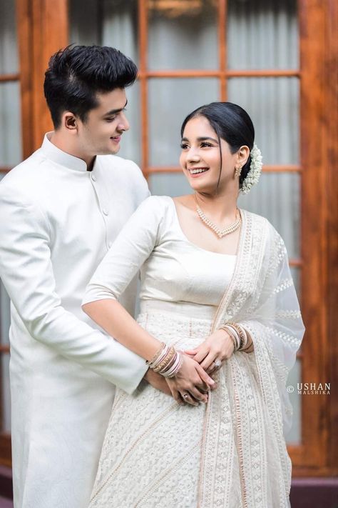 Couple Photoshoot Clothing Ideas, White Dress Pre Wedding Shoot, Madhuram Veppu Dress, Shadi Decoration, Punjabi Wedding Couple, Engagement Dress For Bride, Couples Posing, Pre Wedding Photoshoot Outdoor, Romantic Couples Photography