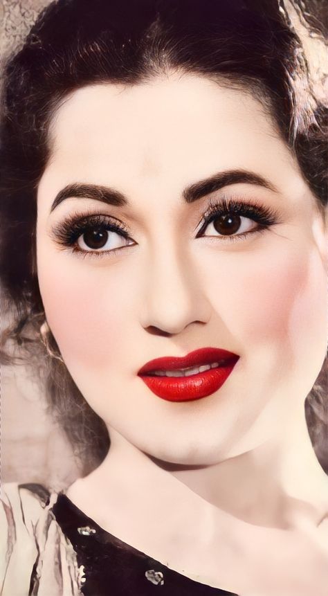 Madhubala Actress Wallpapers, Indian Wedding Bridal Outfits, Madhubala Actress, Madhu Bala, Dilip Kumar, Old Film Stars, Cute Photo Poses, Ladies Club, Beauty Smile