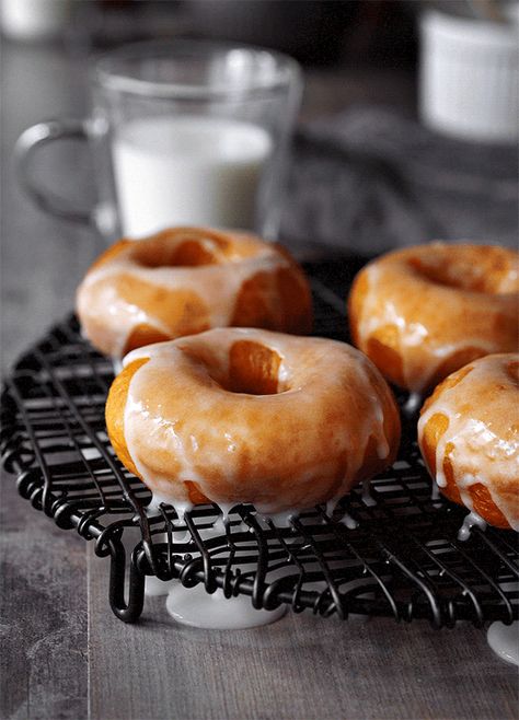 Cinemagraph Gif, Donut Glaze, Bakery Bread, Breakfast Time, June 21, Beautiful Food, Sweet Snacks, Food Styling, Food Photo