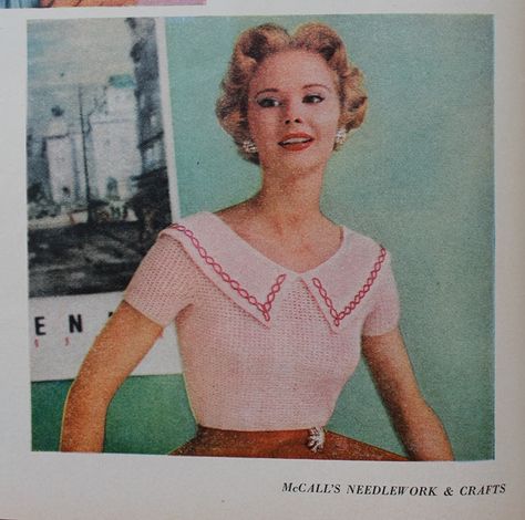 free vintage 1950s crochet blouse collar pattern from Va-Voom Vintage 1950s Crochet, Crochet Blouse Free Pattern, 1950 Women, Vintage Crochet Patterns, Clothes Vintage, Mode Crochet, Oversized Collar, Crochet Wool, Crochet Collar