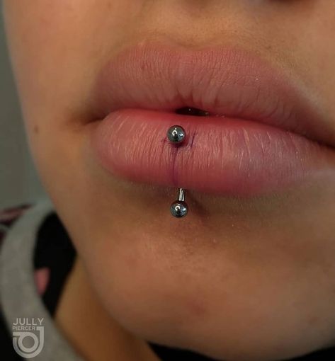 Dudak Piercing Labret, Vertical Labret Piercing Aesthetic, Piercing Vertical Labret, Vertical Piercing, Vertical Labret Piercing, Vertical Labret, Piercing Labret, Piercing Inspo, Face Piercings